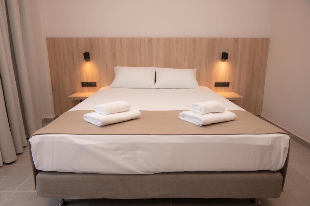Postel nebo postele na pokoji v ubytování Nomad Hotel Paralia
