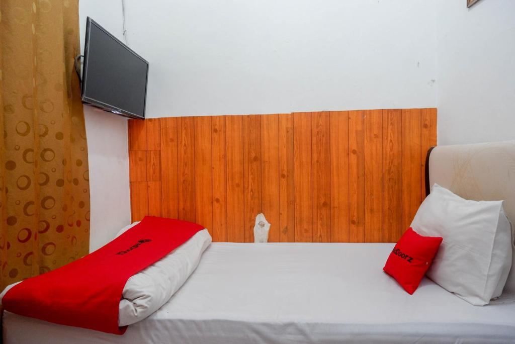 Postel nebo postele na pokoji v ubytování RedDoorz At Golden Inn Tugu Yogyakarta