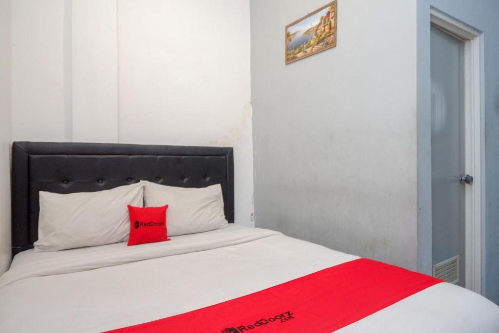 Postel nebo postele na pokoji v ubytování RedDoorz At Golden Inn Tugu Yogyakarta