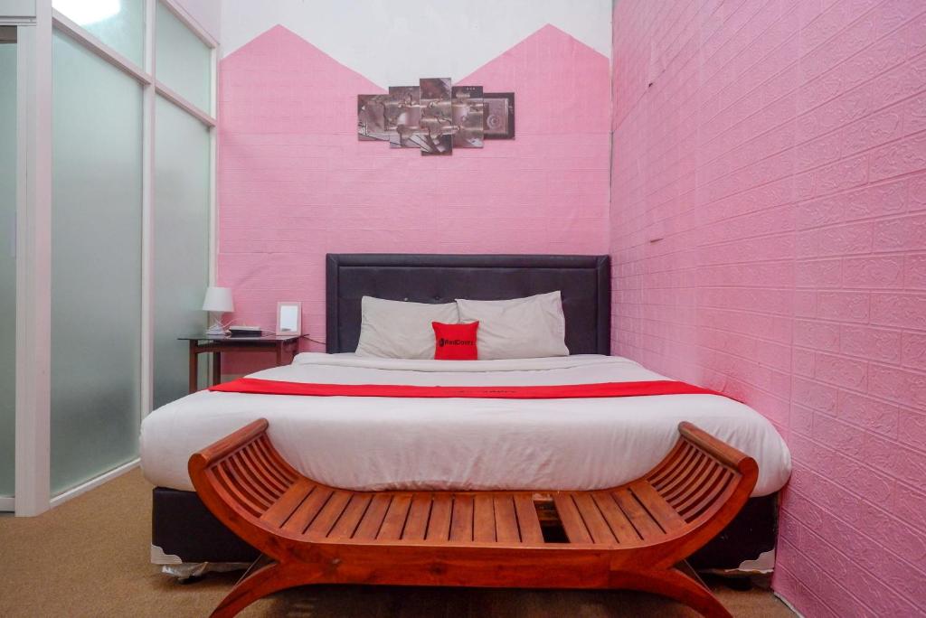 Postel nebo postele na pokoji v ubytování RedDoorz At Golden Inn Tugu Yogyakarta