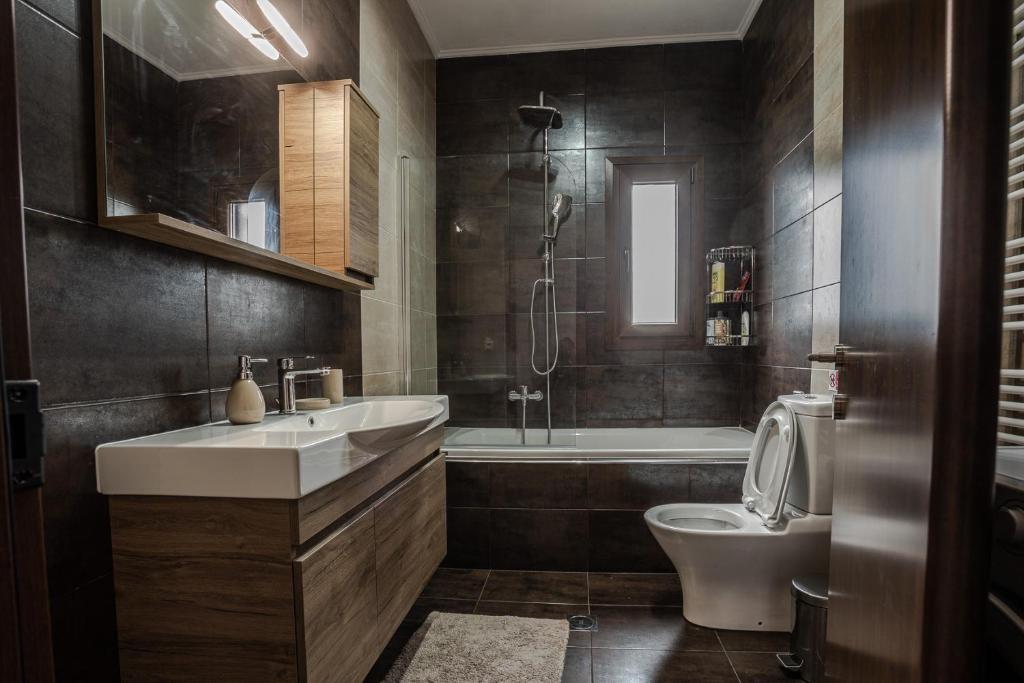 łazienka z umywalką, toaletą i wanną w obiekcie Luxury Sweet Home w mieście Agria