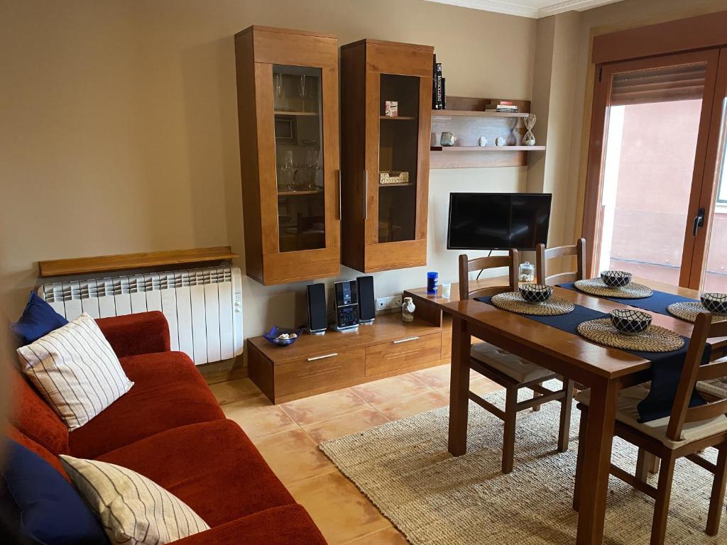 ein Wohnzimmer mit einem Sofa und einem Tisch in der Unterkunft PISO DAPONTE in O Grove