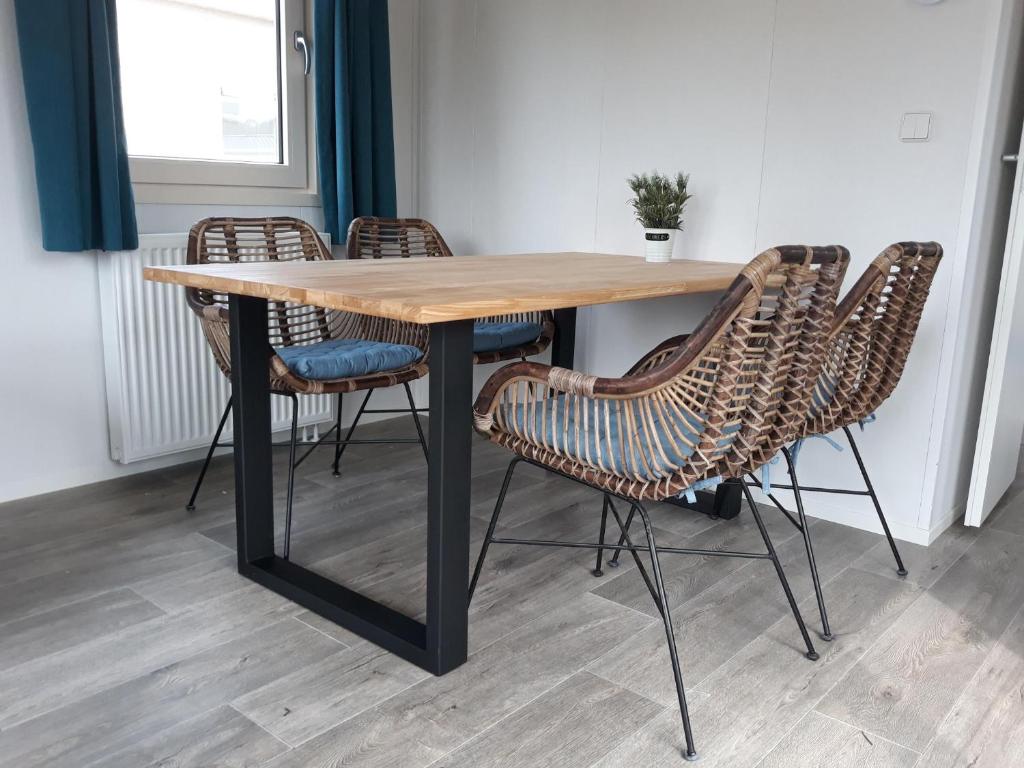 Fotografie z fotogalerie ubytování Camping de Duinhoeve Chalet Schelp not for companies v destinaci Nieuw-Haamstede
