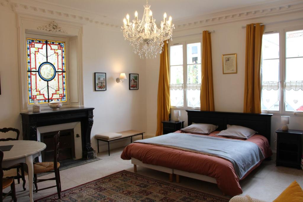 A bed or beds in a room at Clos Montcenoux, au coeur de Bourges.