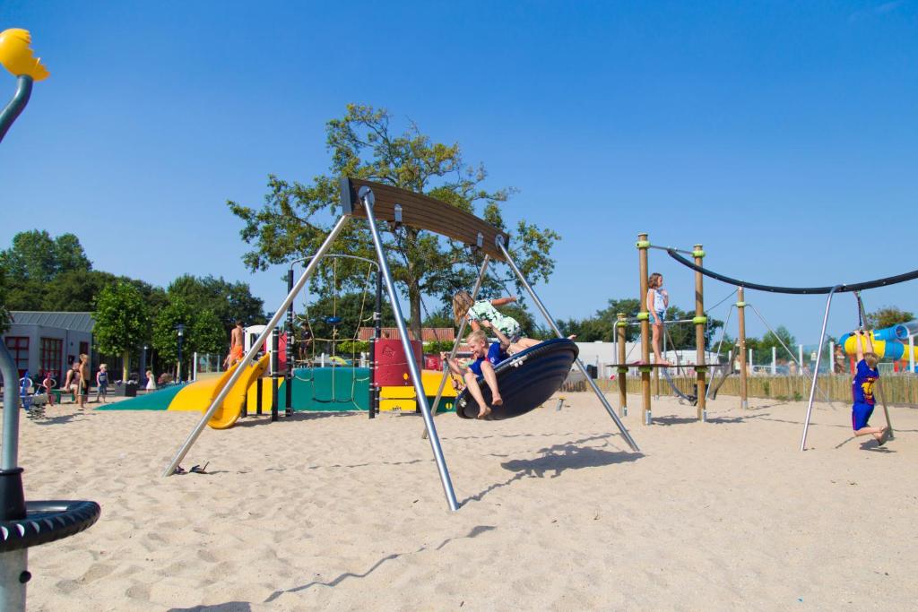 Herní místnost nebo prostor pro děti v ubytování Camping de Duinhoeve Chalet Schelp not for companies