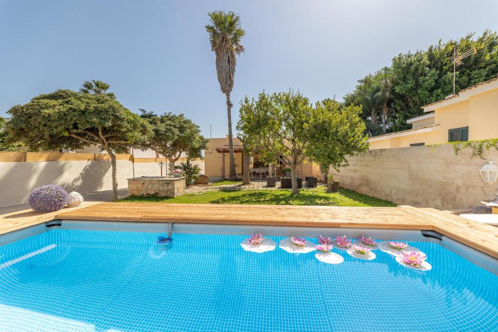 een zwembad in de achtertuin van een huis bij Villetta Family in Marina di Mancaversa