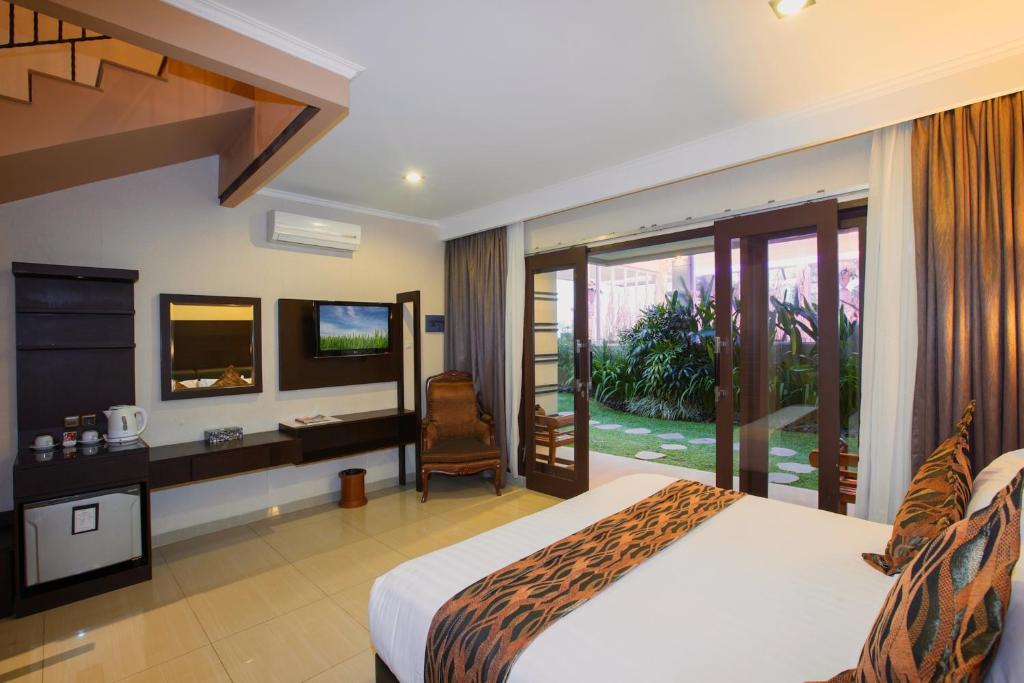 A bed or beds in a room at Flamingo Dewata Suite