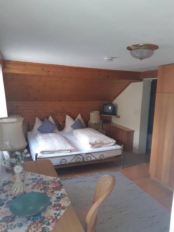 Postel nebo postele na pokoji v ubytování Gaestehaus-Staats
