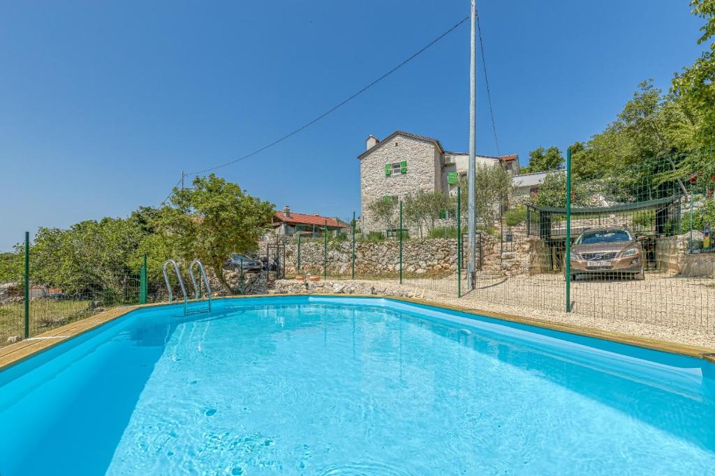 Bazén v ubytování Villa Ana with jacuzzi & swimming pool nebo v jeho okolí