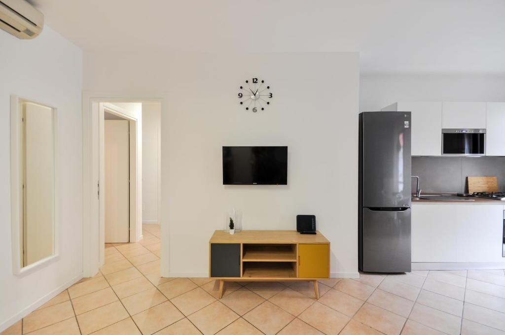 A kitchen or kitchenette at CaseOspitali - Casa Cri&Eli, super trilocale con terrazzo in zona Lambrate per 5