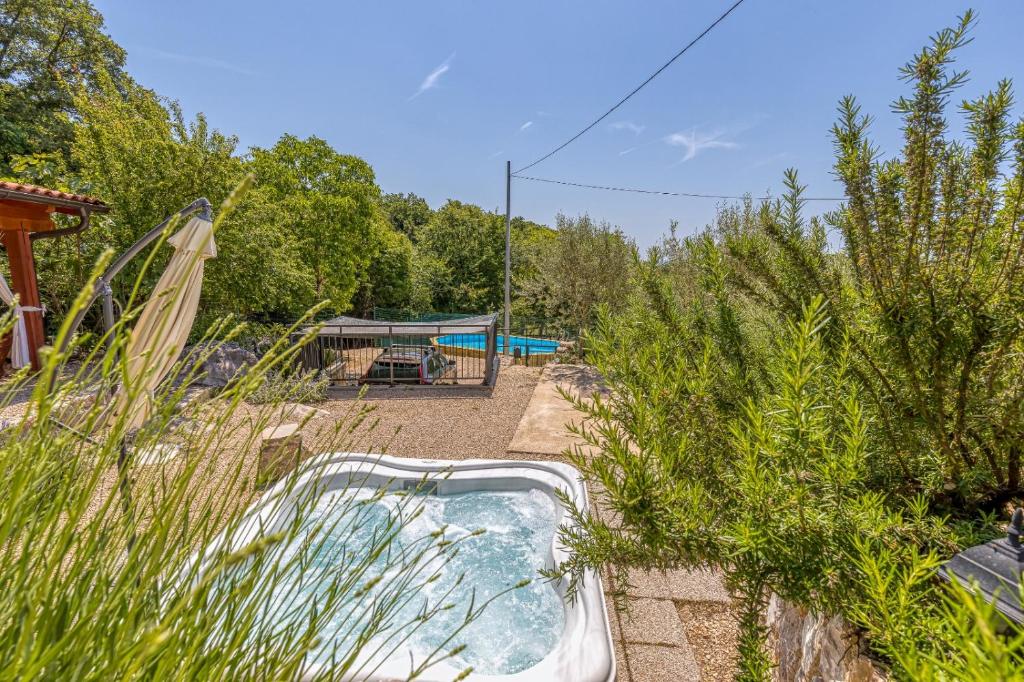 Bazén v ubytování Villa Ana with jacuzzi & swimming pool nebo v jeho okolí