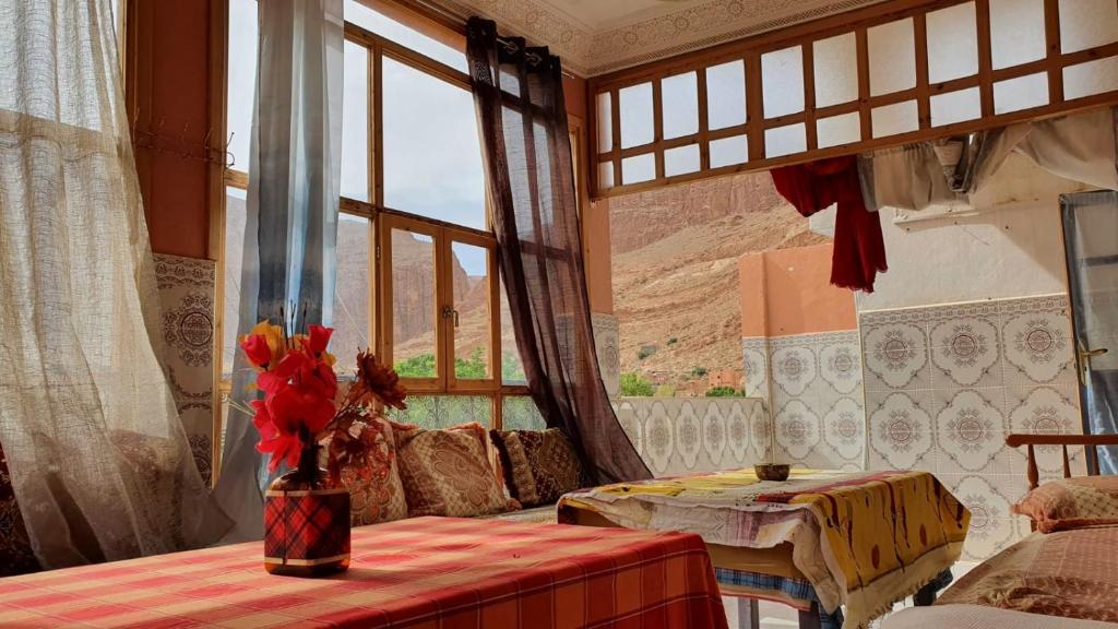 Dar Relax Hostel, Gorges de Todra في تنغير: غرفة معيشة مع طاولة ونافذة