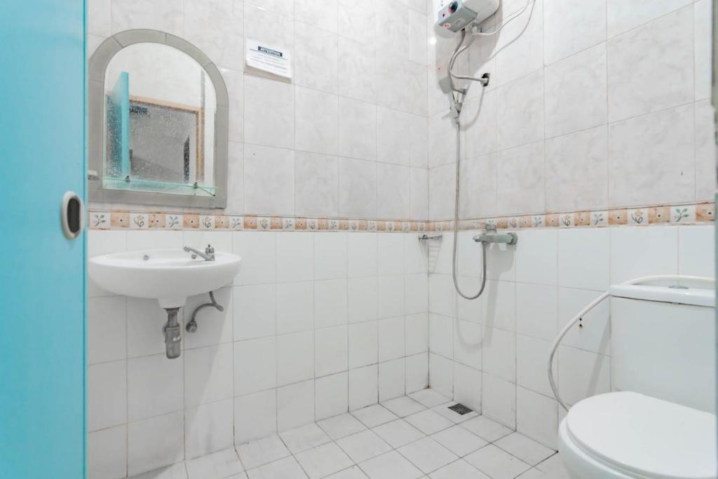 Koupelna v ubytování RedDoorz Plus At Hotel Sofia Pangandaran