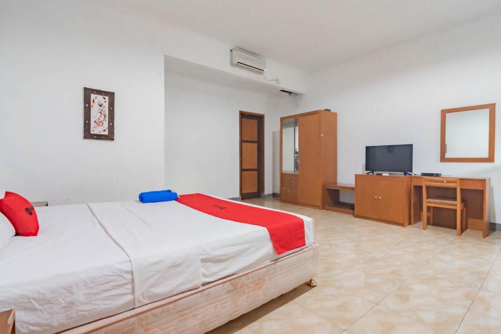 Postel nebo postele na pokoji v ubytování RedDoorz Plus At Hotel Sofia Pangandaran
