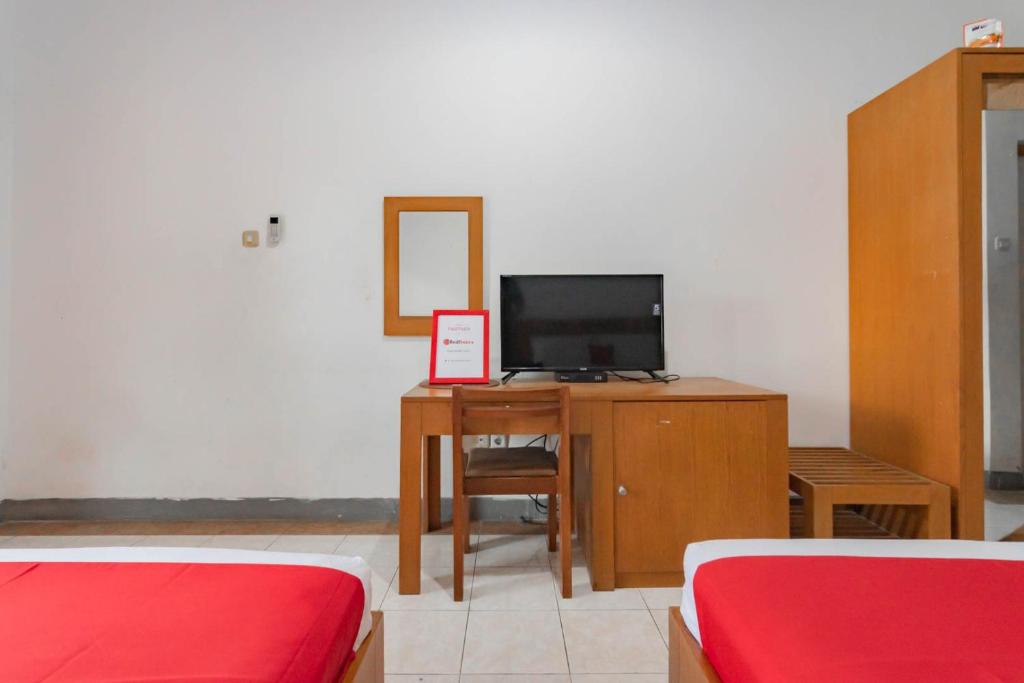 TV a/nebo společenská místnost v ubytování RedDoorz Plus At Hotel Sofia Pangandaran