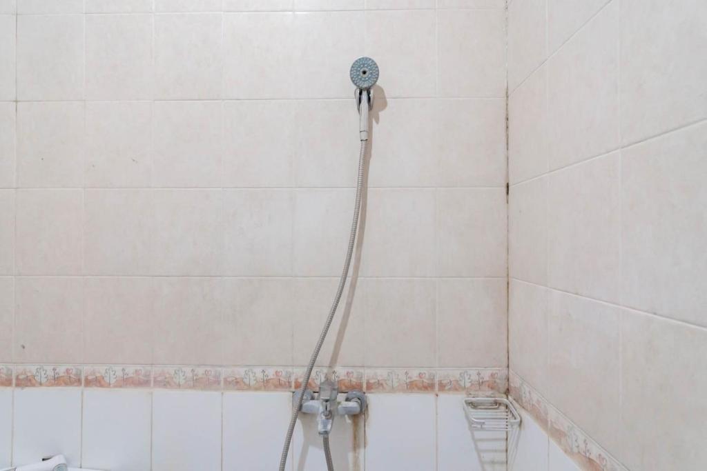 Koupelna v ubytování RedDoorz Plus At Hotel Sofia Pangandaran