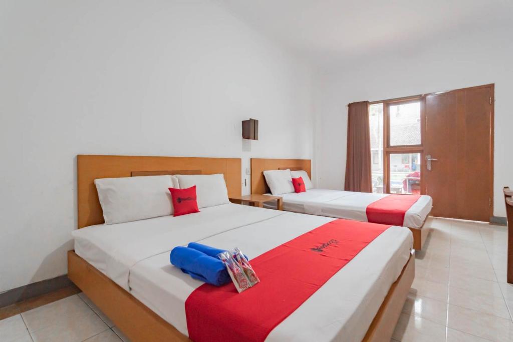 Postel nebo postele na pokoji v ubytování RedDoorz Plus At Hotel Sofia Pangandaran