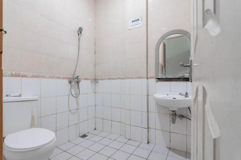 Koupelna v ubytování RedDoorz Plus At Hotel Sofia Pangandaran