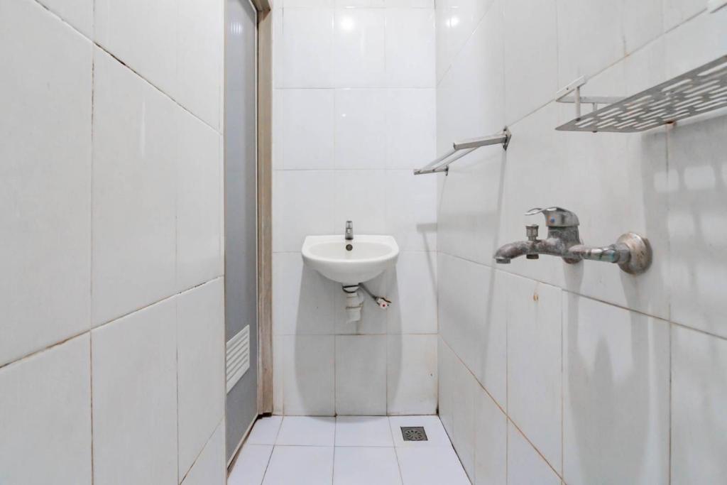 Koupelna v ubytování RedDoorz Plus At Hotel Sofia Pangandaran