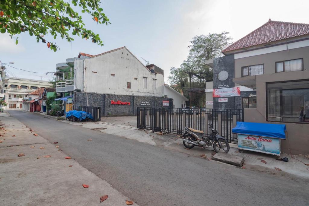 Fotografie z fotogalerie ubytování RedDoorz Plus At Hotel Sofia Pangandaran v destinaci Pangandaran