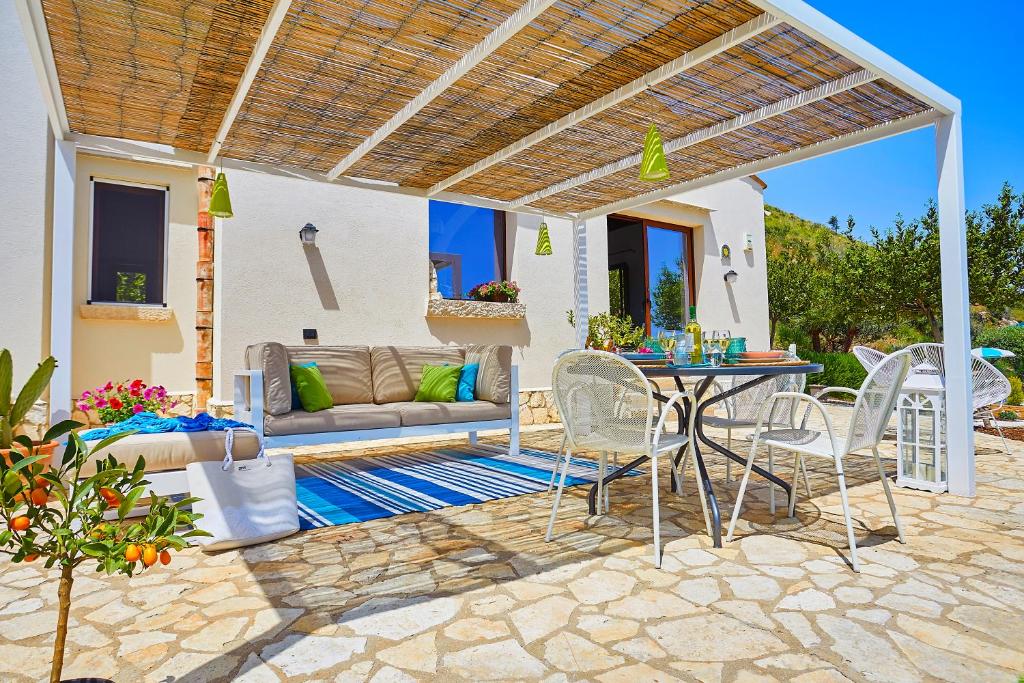Bazén v ubytovaní Villa Brezza Marina - Scopello-Villas alebo v jeho blízkosti