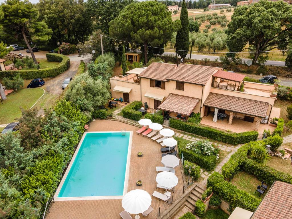 una vista aérea de una casa con piscina en Casa del Sole, en Guardistallo