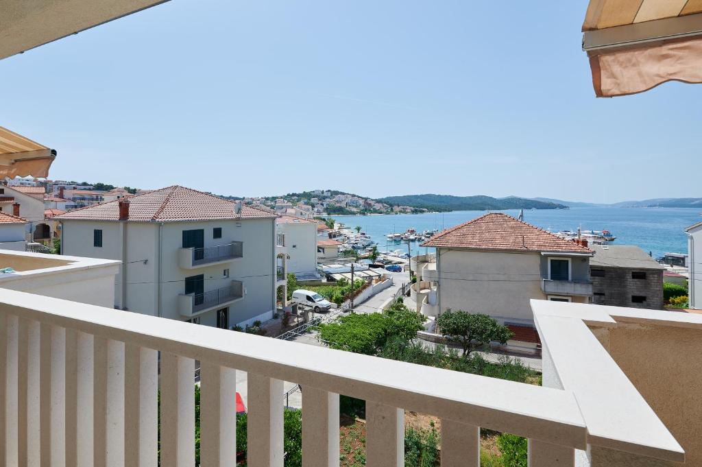 En balkong eller terrass på Apartments Toni with sea view