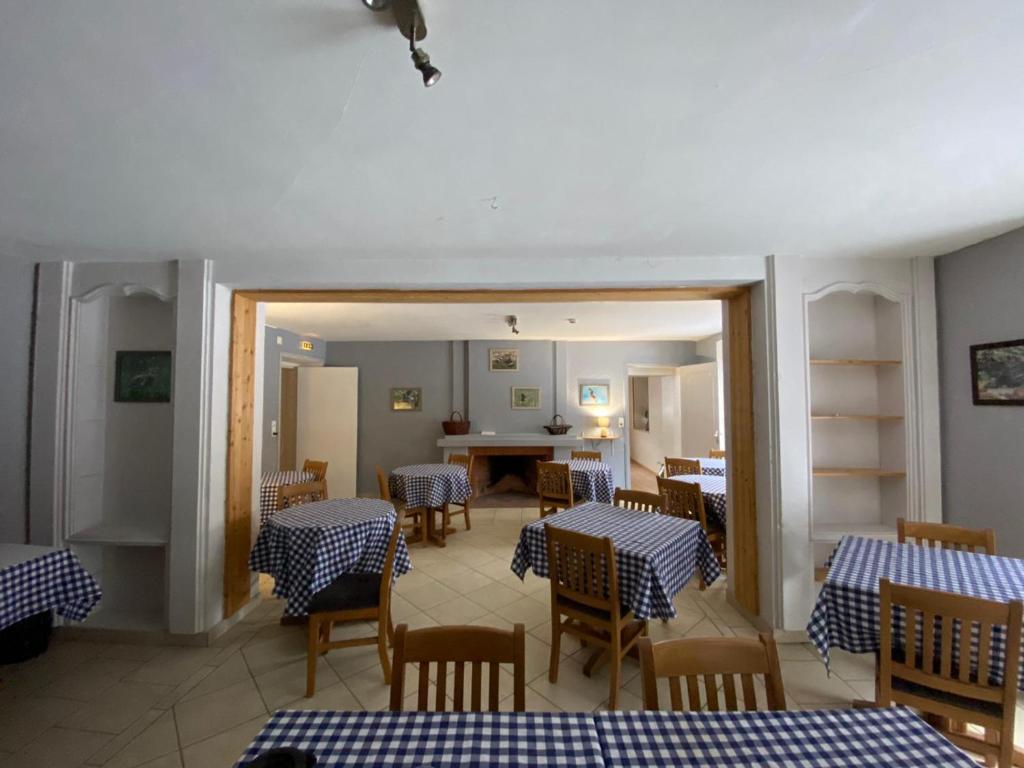 een restaurant met blauwe en witte tafels en stoelen bij le Châtelet in La Chaux Neuve