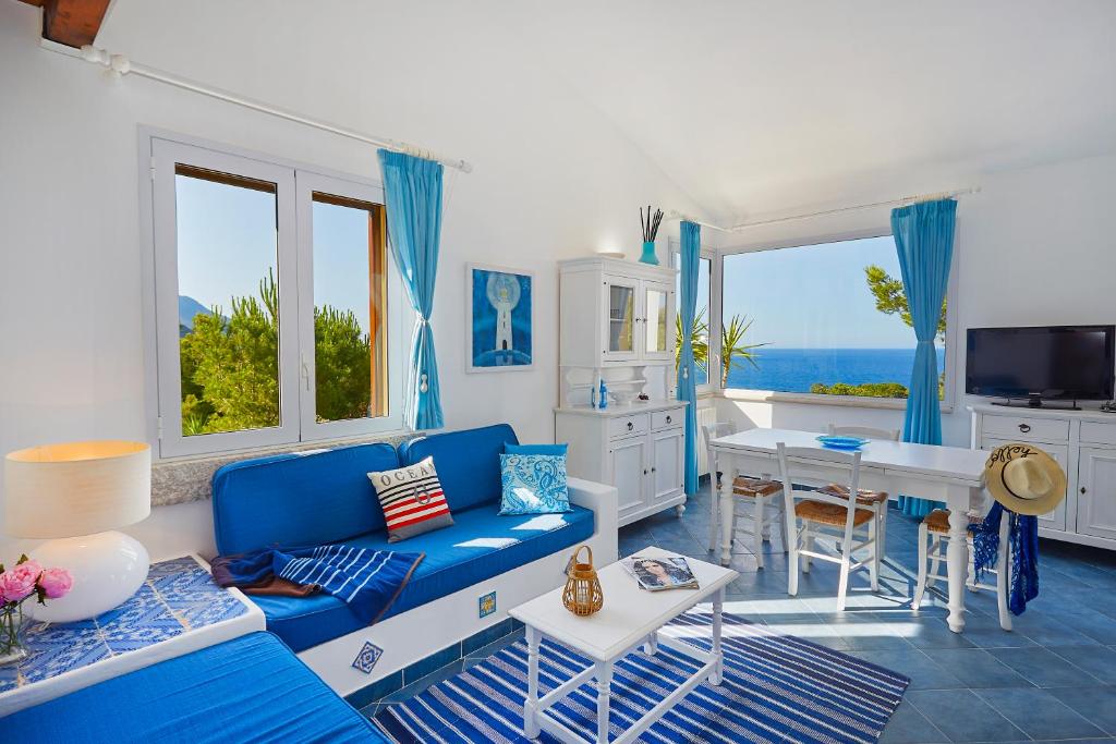 TV a/nebo společenská místnost v ubytování Villa Desirée - Scopello-Villas