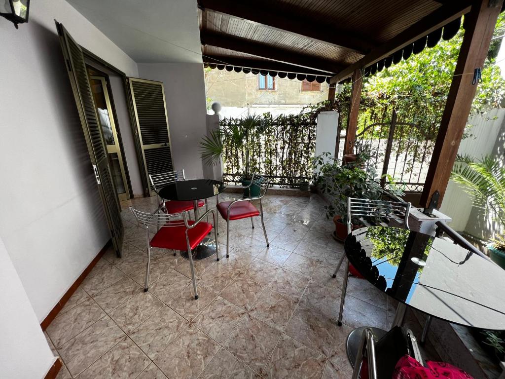 Grand Veranda Apartment - Image 4