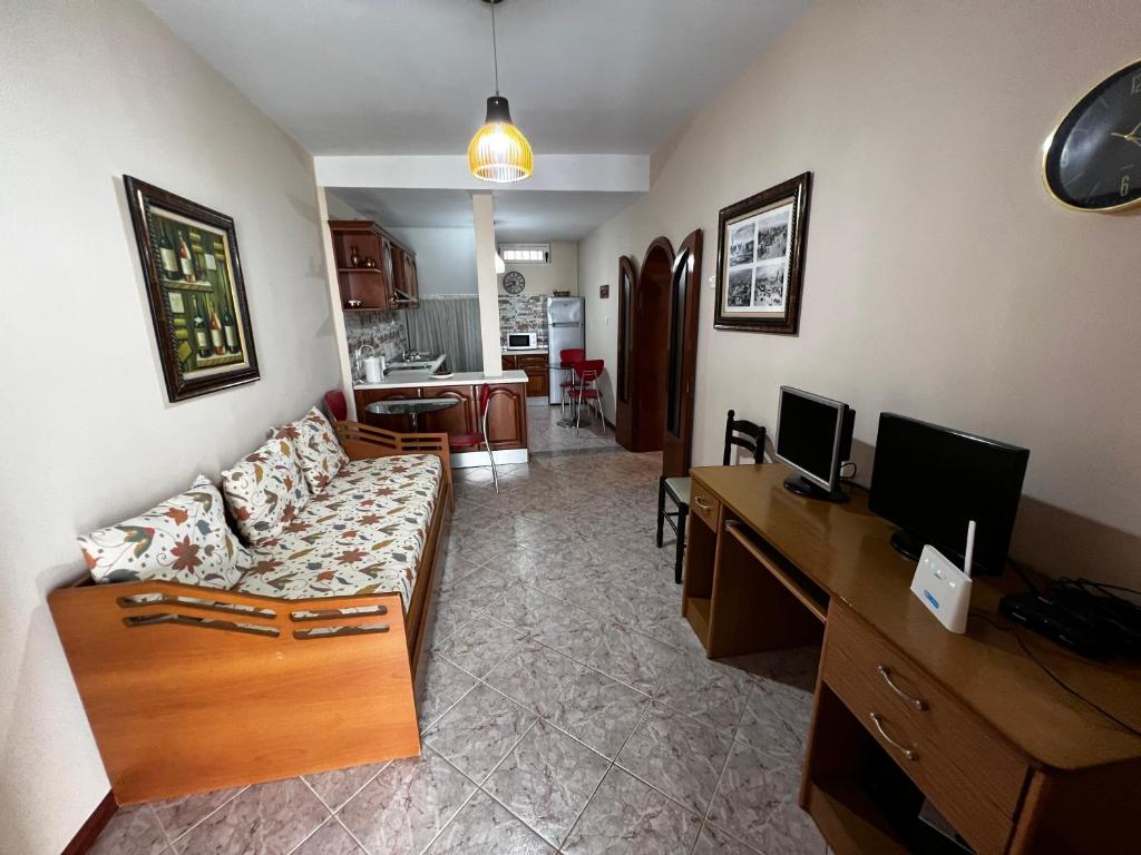 Grand Veranda Apartment - Image 5