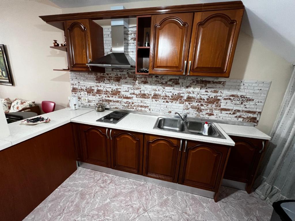 Grand Veranda Apartment - Image 3