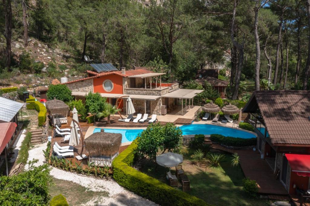 una vista aérea de una casa con piscina en Zümrüt Çıralı Boutique Hotel, en Cıralı