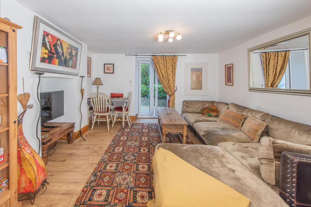 ein Wohnzimmer mit einem Sofa und einem Tisch in der Unterkunft The Flat at number 11 in Newton Abbot