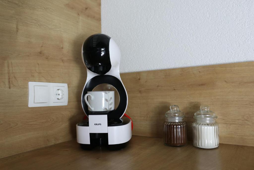 Příslušenství pro přípravu čaje a kávy v ubytování Lusht'n apartma