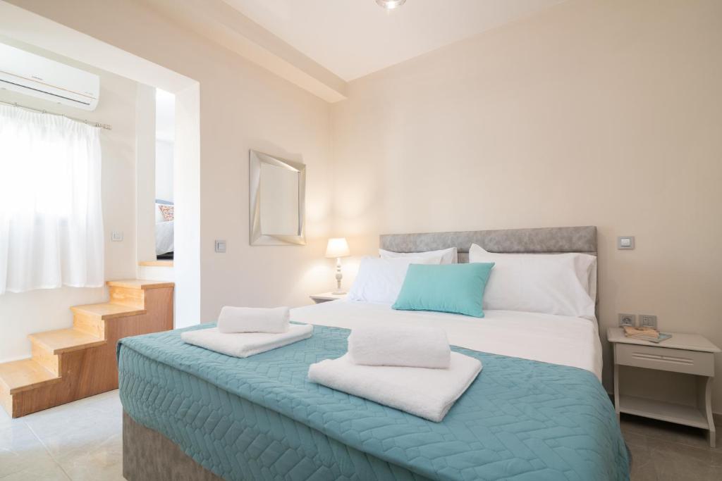 een slaapkamer met een groot bed met 2 kussens erop bij Emyria-Ground Floor Apartment in Zakynthos