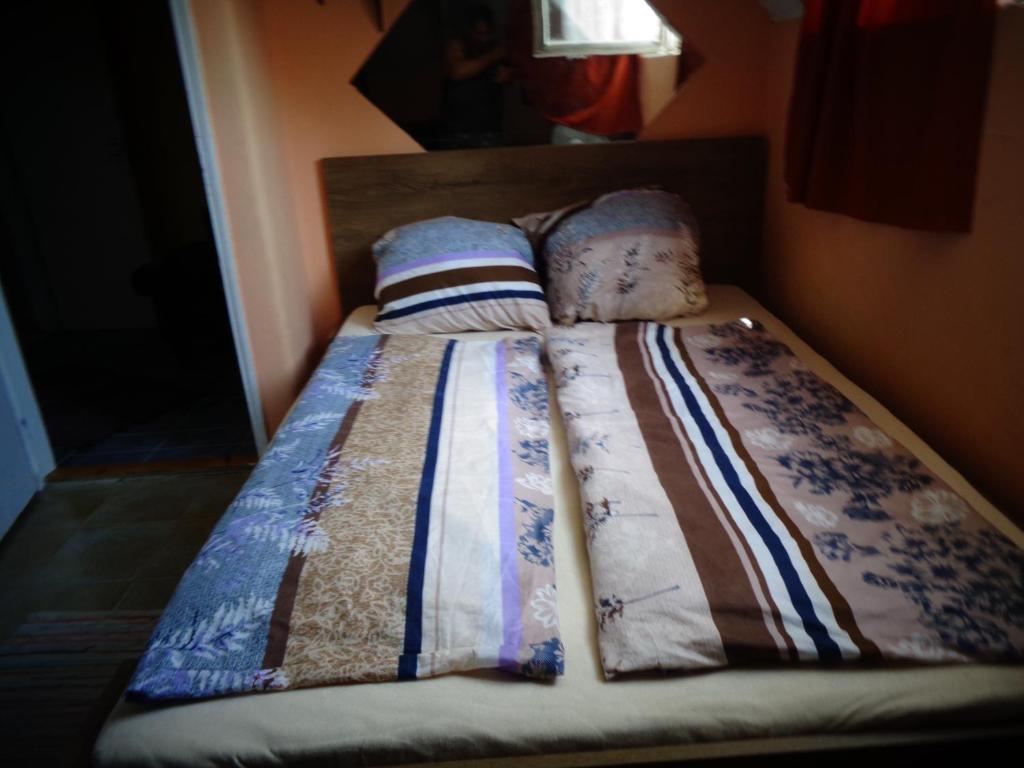 Łóżko lub łóżka w pokoju w obiekcie Saltlake apartman