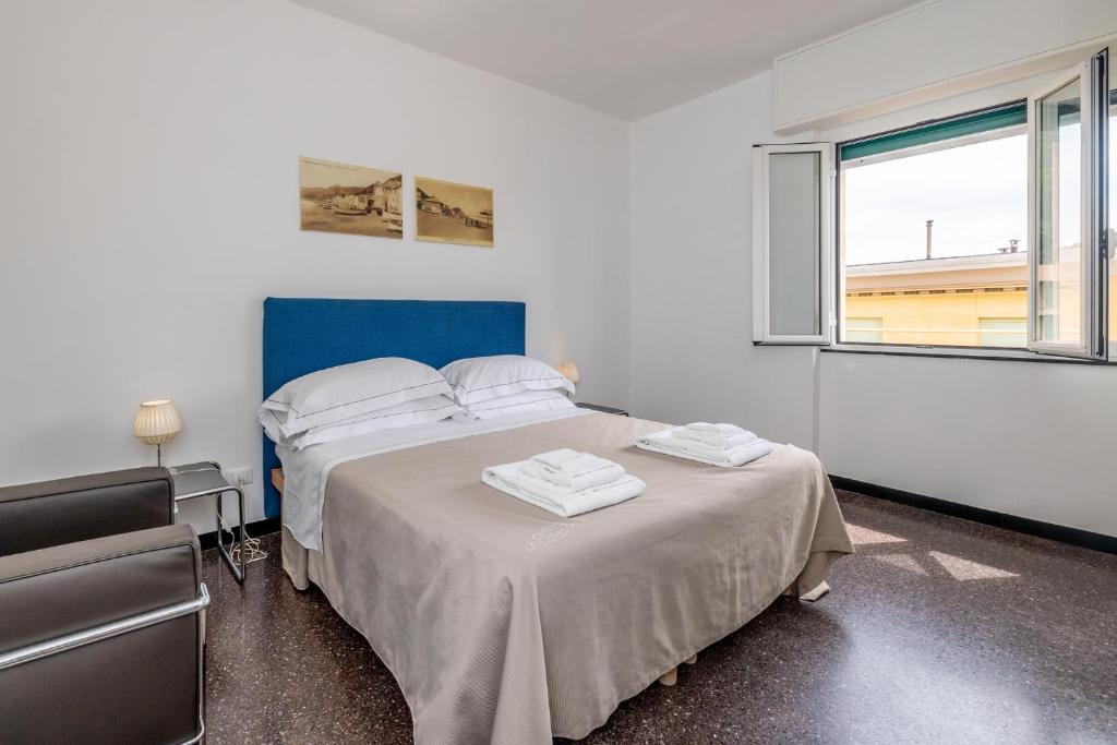 a bedroom with a bed and a window at Le Casasse "Paradiso" in Varigotti