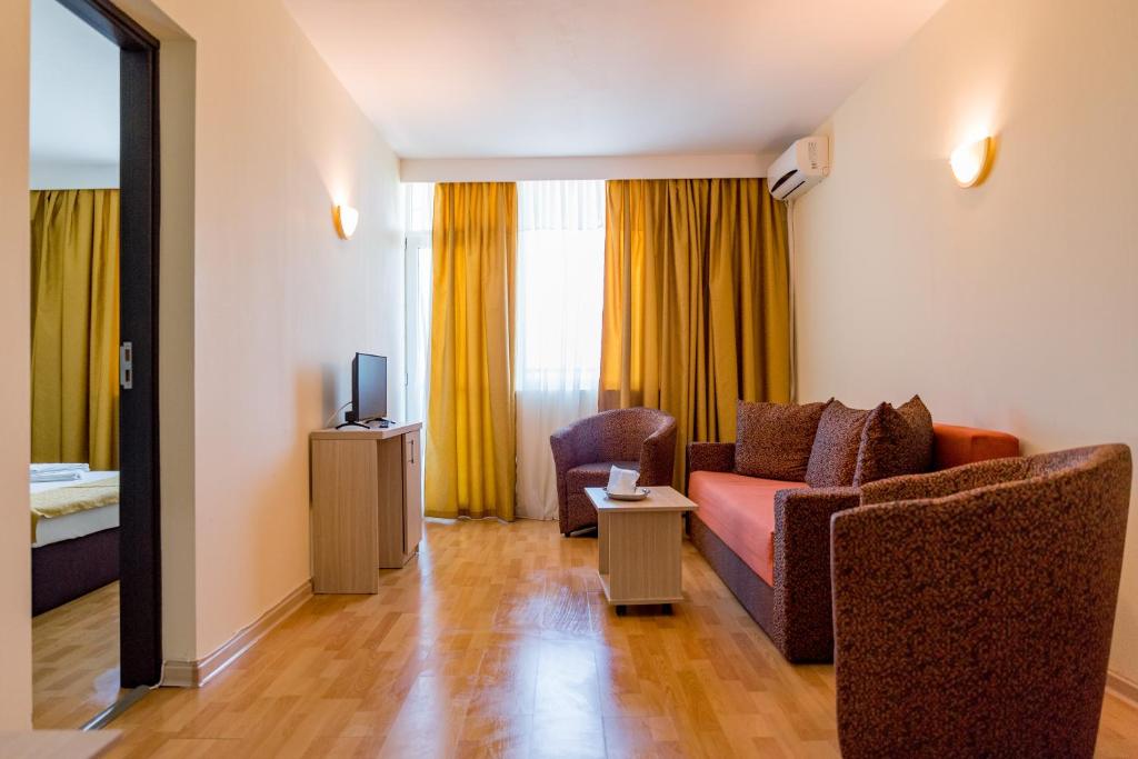 TV a/nebo společenská místnost v ubytování Hotel Apollo
