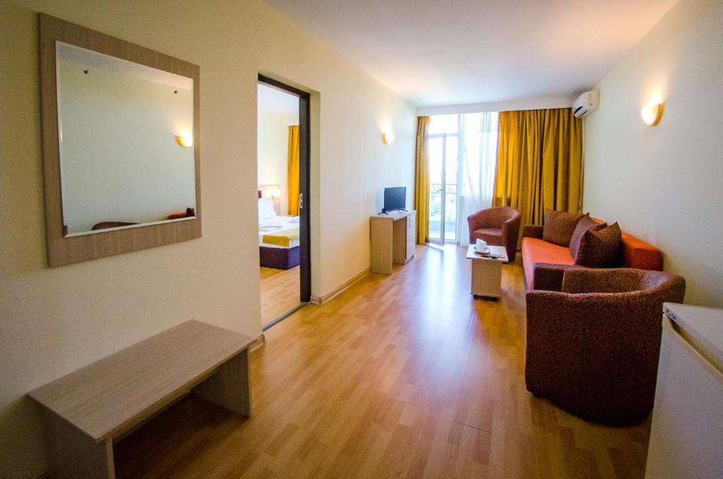 TV a/nebo společenská místnost v ubytování Hotel Apollo