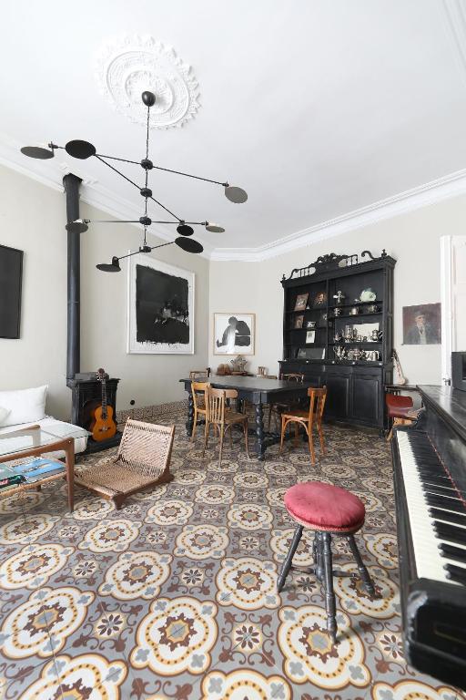 a living room with a piano and a table at Mimi Calpe in Tangier