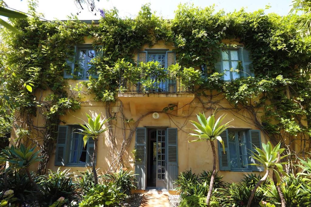 an old building with plants on the side of it at Mimi Calpe in Tangier