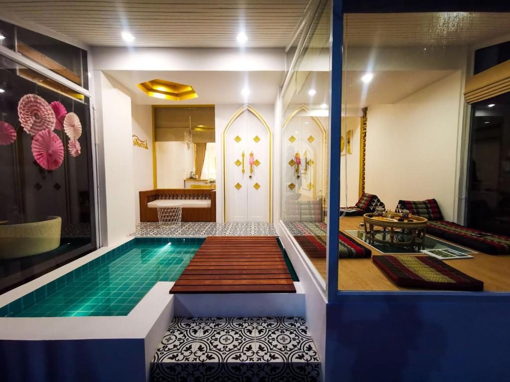 Bazén v ubytování One Dhatu Ayutthaya Premium Homestay nebo v jeho okolí
