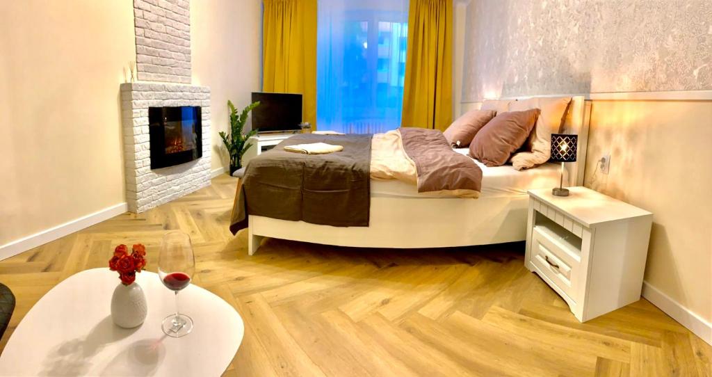 um quarto com uma cama grande e uma lareira em Dream Apt Mikulov em Mikulov