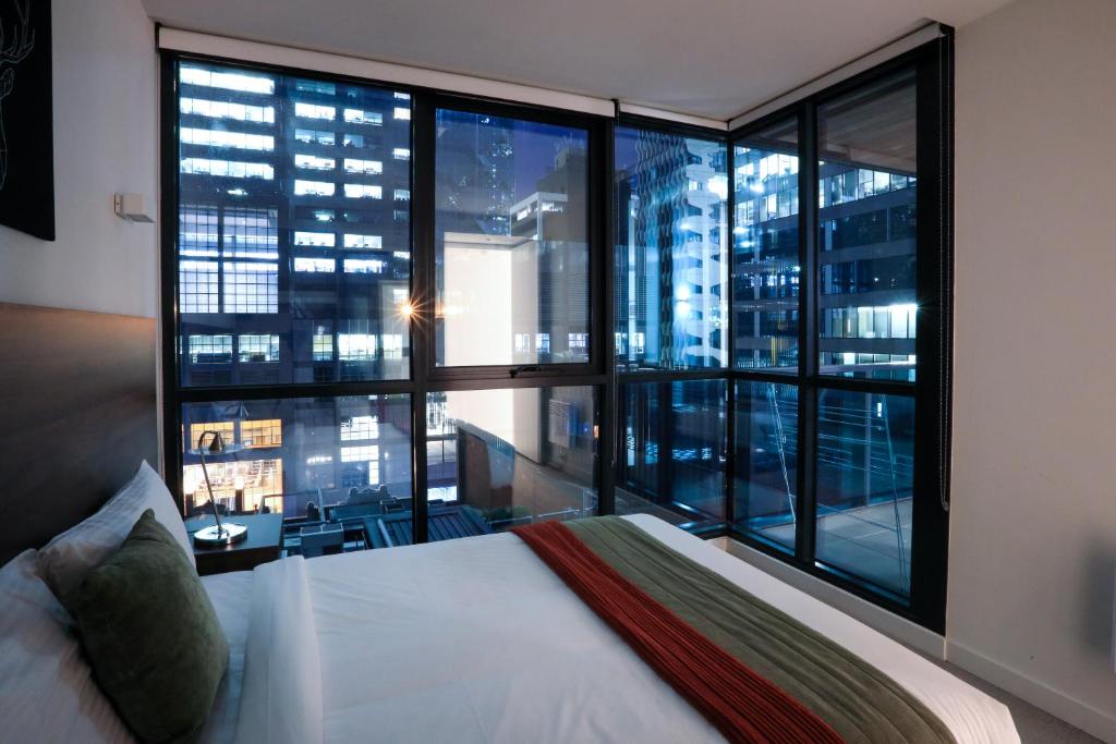 Katil atau katil-katil dalam bilik di Flinders Street Apartments