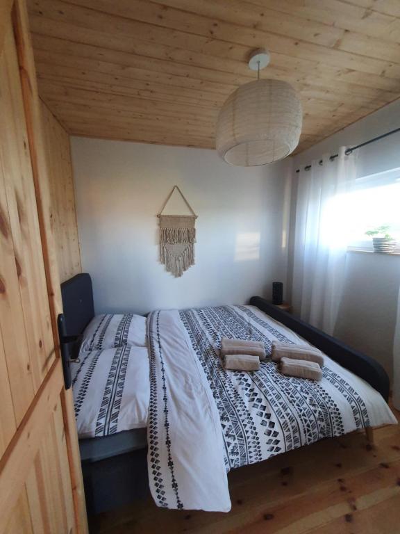 a bedroom with a bed with two towels on it at Domki letniskowe Leśne Spa Borsk nad Jeziorem Wdzydzkim BASEN SAUNA BALIA in Borsk