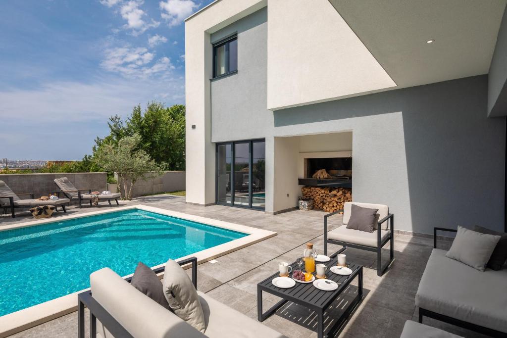 Bazén v ubytovaní Luxury Villa IN with Heated Pool alebo v jeho blízkosti