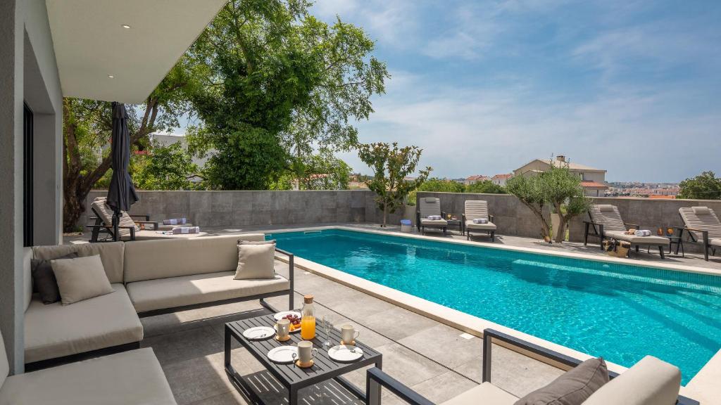 Bazén v ubytovaní Luxury Villa IN with Heated Pool alebo v jeho blízkosti