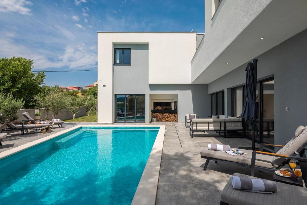 Bazén v ubytovaní Luxury Villa IN with Heated Pool alebo v jeho blízkosti