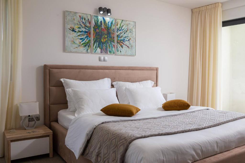Posteľ alebo postele v izbe v ubytovaní Luxury Villa IN with Heated Pool